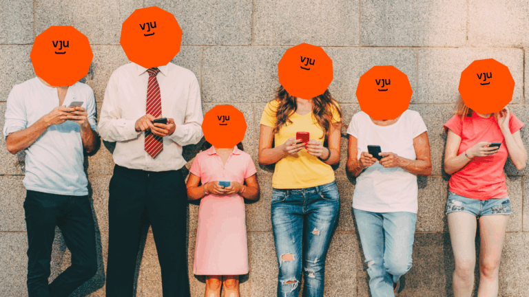 Människor som kollar på mobilen, olika åldrar och blandat killar och tjejer.