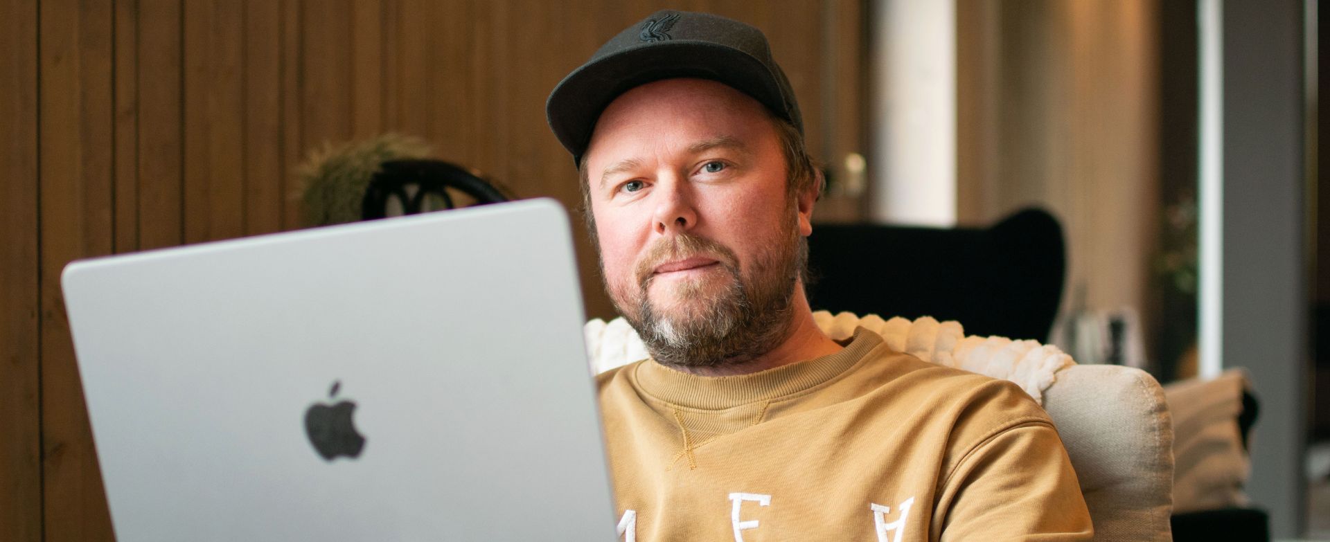 Johan från Vju med en dator.